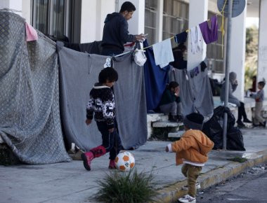 Ελληνικό: Ομάδα προσφύγων προκαλεί εμπρησμούς, διακινεί ναρκωτικά και εμπλέκεται σε περιστατικά βίας